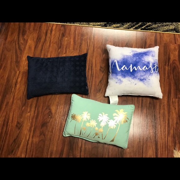 Decorative Pillow 🎈 - Picture 4 of 4